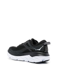 schwarze und weiße Sportschuhe von Hoka One One