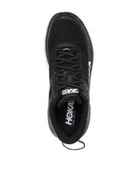 schwarze und weiße Sportschuhe von Hoka One One