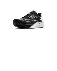 schwarze und weiße Sportschuhe von Brooks