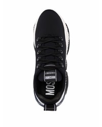 schwarze und weiße Sportschuhe von Moschino