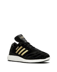 schwarze und weiße Sportschuhe von adidas