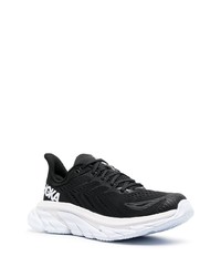 schwarze und weiße Sportschuhe von Hoka One One