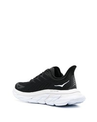 schwarze und weiße Sportschuhe von Hoka One One