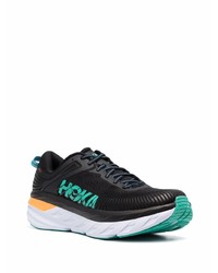 schwarze und weiße Sportschuhe von Hoka One One