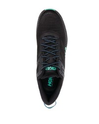 schwarze und weiße Sportschuhe von Hoka One One