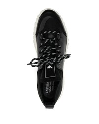 schwarze und weiße Sportschuhe von Emporio Armani