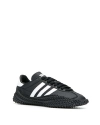 schwarze und weiße Sportschuhe von adidas