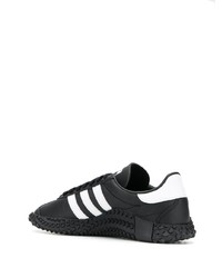 schwarze und weiße Sportschuhe von adidas