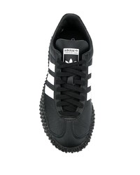 schwarze und weiße Sportschuhe von adidas