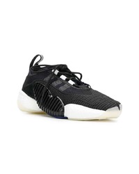 schwarze und weiße Sportschuhe von adidas