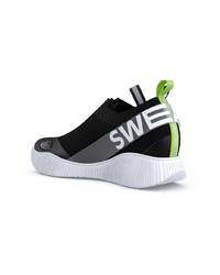 schwarze und weiße Sportschuhe von Swear