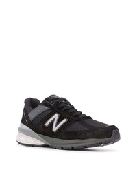 schwarze und weiße Sportschuhe von New Balance