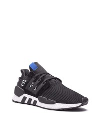 schwarze und weiße Sportschuhe von adidas