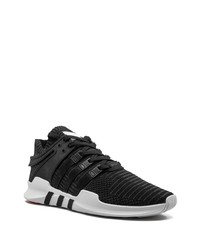 schwarze und weiße Sportschuhe von adidas