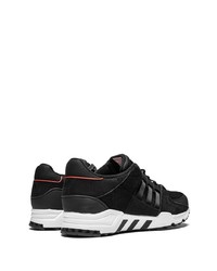 schwarze und weiße Sportschuhe von adidas