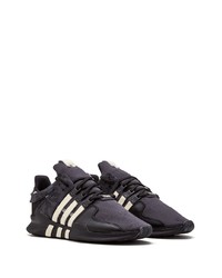 schwarze und weiße Sportschuhe von adidas