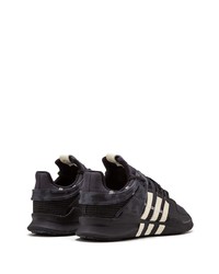 schwarze und weiße Sportschuhe von adidas