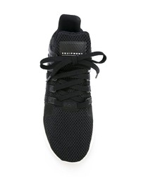 schwarze und weiße Sportschuhe von adidas