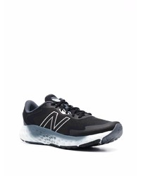 schwarze und weiße Sportschuhe von New Balance