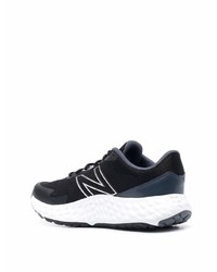 schwarze und weiße Sportschuhe von New Balance