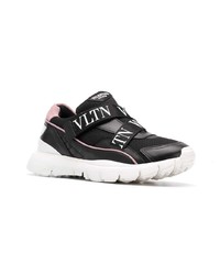 schwarze und weiße Sportschuhe von Valentino