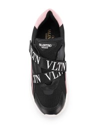 schwarze und weiße Sportschuhe von Valentino