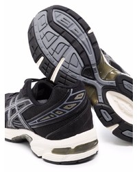 schwarze und weiße Sportschuhe von Asics