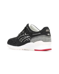 schwarze und weiße Sportschuhe von Asics