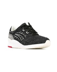 schwarze und weiße Sportschuhe von Asics