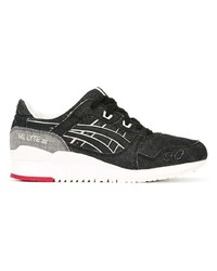 schwarze und weiße Sportschuhe von Asics