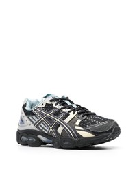 schwarze und weiße Sportschuhe von Asics