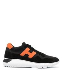 schwarze und weiße Sportschuhe von Hogan