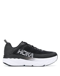 schwarze und weiße Sportschuhe von Hoka One One