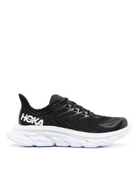 schwarze und weiße Sportschuhe von Hoka One One