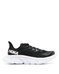 schwarze und weiße Sportschuhe von Hoka One One