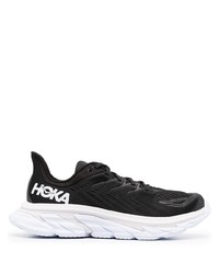 schwarze und weiße Sportschuhe von Hoka One One