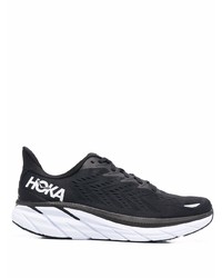 schwarze und weiße Sportschuhe von Hoka One One