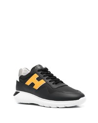 schwarze und weiße Sportschuhe von Hogan