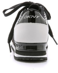 schwarze und weiße Sportschuhe von DKNY
