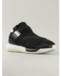 schwarze und weiße Sportschuhe von Y-3