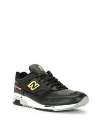 schwarze und weiße Sportschuhe von New Balance