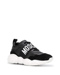 schwarze und weiße Sportschuhe von Moschino