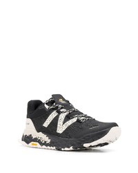 schwarze und weiße Sportschuhe von New Balance