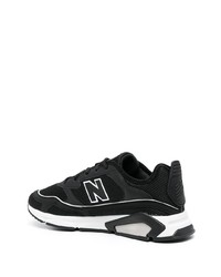 schwarze und weiße Sportschuhe von New Balance