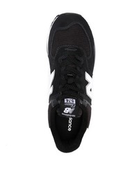 schwarze und weiße Sportschuhe von New Balance