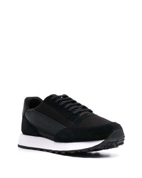 schwarze und weiße Sportschuhe von Armani Exchange