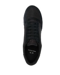 schwarze und weiße Sportschuhe von Armani Exchange