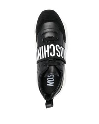 schwarze und weiße Sportschuhe von Moschino