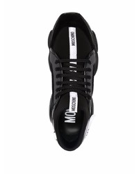 schwarze und weiße Sportschuhe von Moschino