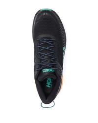 schwarze und weiße Sportschuhe von Hoka One One